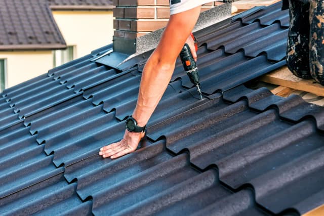 Jak uszczelnić pękniętą dachówkę i uniknąć kosztownych napraw dachu Jak uszczelnić pękniętą dachówkę i uniknąć kosztownych napraw dachu