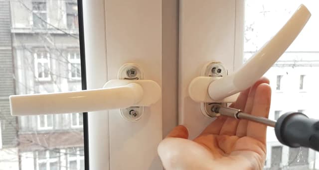 Jak wymienić klamkę w oknie plastikowym – łatwe kroki, które musisz znać