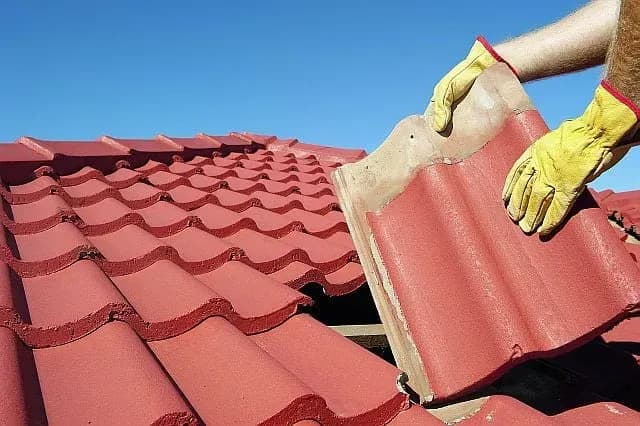 Jak naprawić pękniętą dachówkę i uniknąć kosztownych napraw dachu
